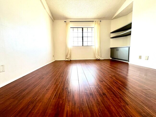 Building Photo - 6545 Reseda Blvd