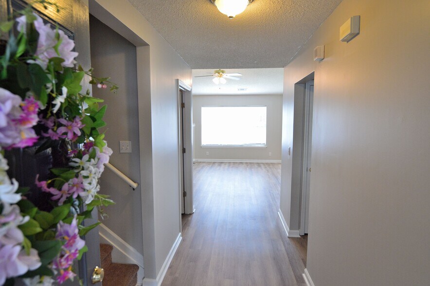 Building Photo - 203 Hawkridge Pl