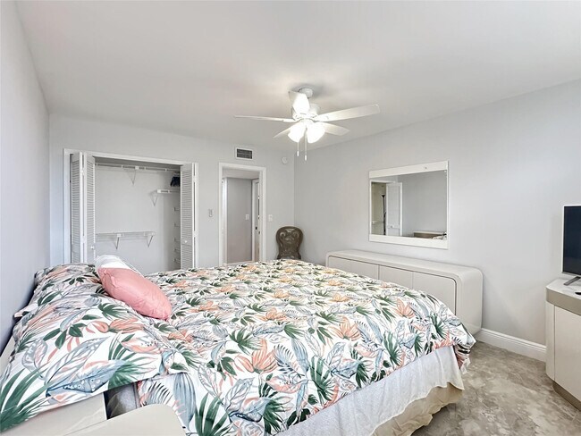 Building Photo - 3505 Oaks Way