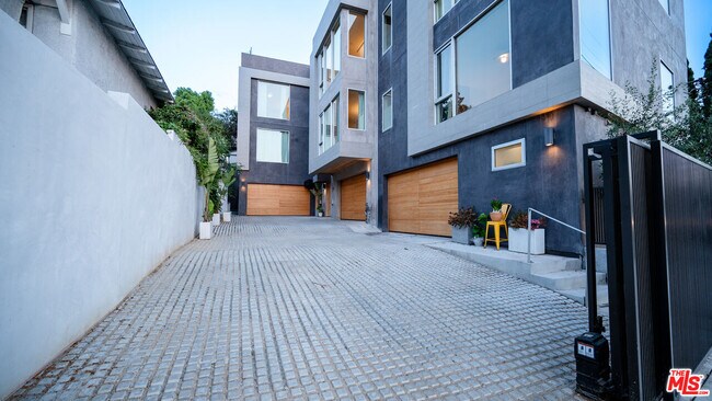 Building Photo - 1264 Hyperion Ave