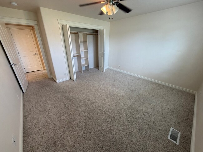 Building Photo - 435 NE Greystone Loop