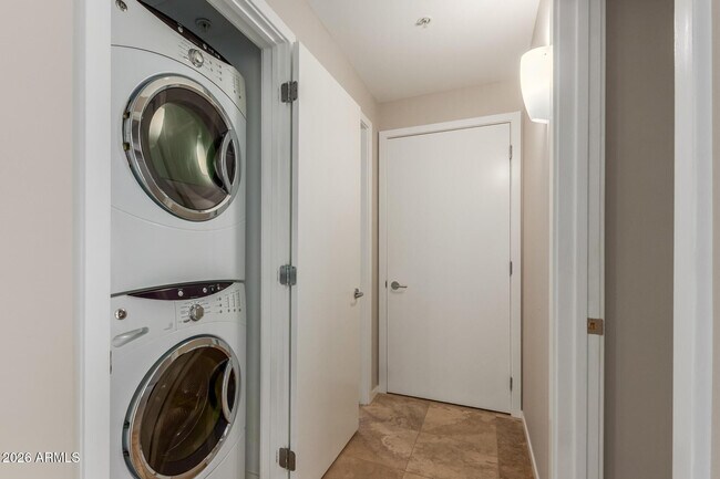 Building Photo - 7117 E Rancho Vista Dr