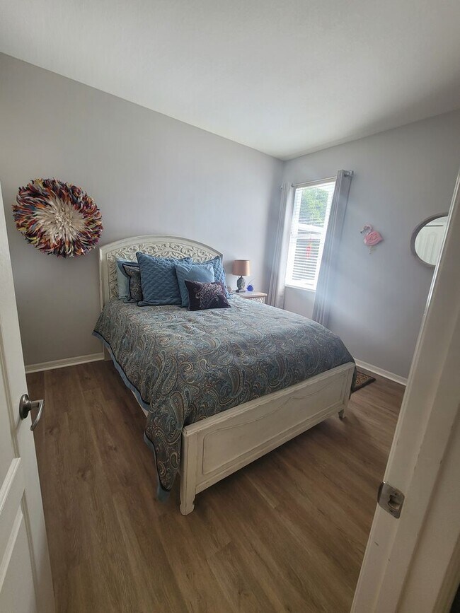 Building Photo - OUTSTANDING LOCATION! SPACIOUS 4 BEDROOM P...
