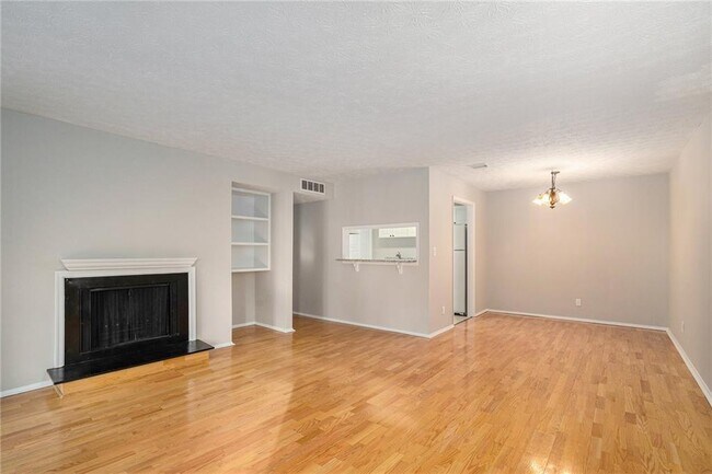 Building Photo - 1115 Summit N Dr NE