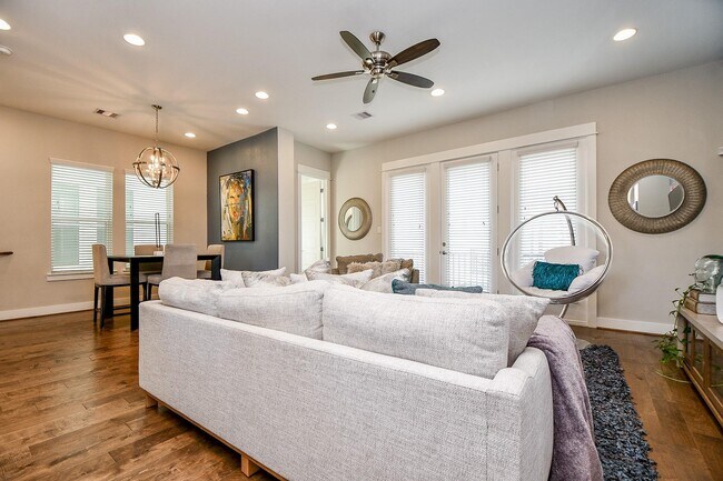 Building Photo - 2010 St Charles St