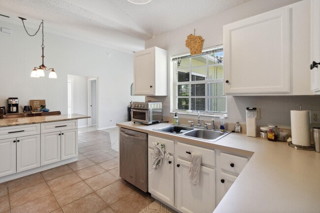 Building Photo - 1007 Jacaranda Cir