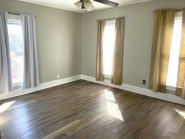 Building Photo - 264 W 8th St