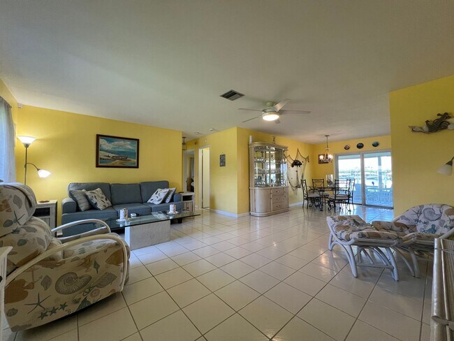 Building Photo - $3,300/month ** Short Term / Seasonal - Furnished ** 2 Bed / 1.5 Bath - Lakefront ** Single Famil...