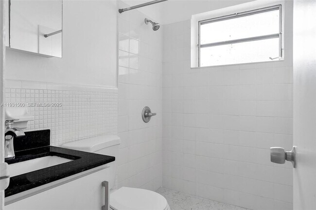 Building Photo - 644 SW 10th St