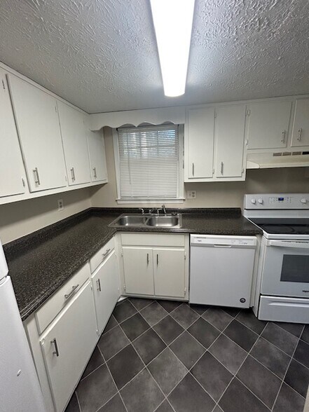 Building Photo - 2353 Murell Rd