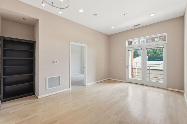Building Photo - Experience elevated city living in this beautifully maintained residence ideally situated in the ...