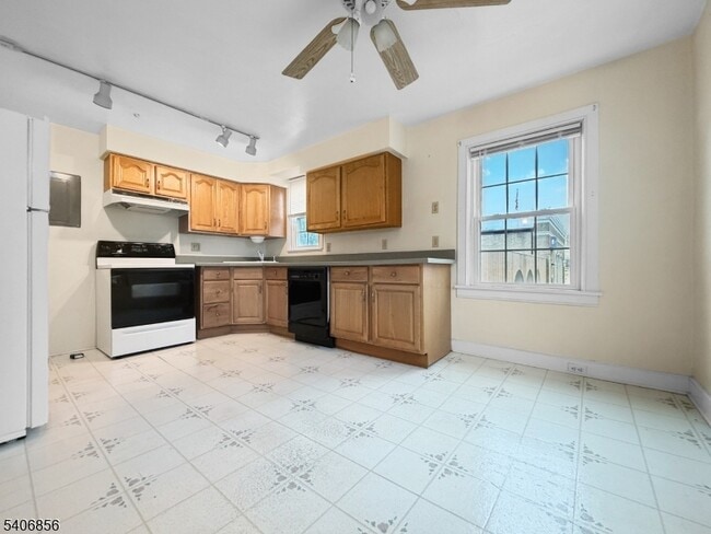 Building Photo - 416 Front St