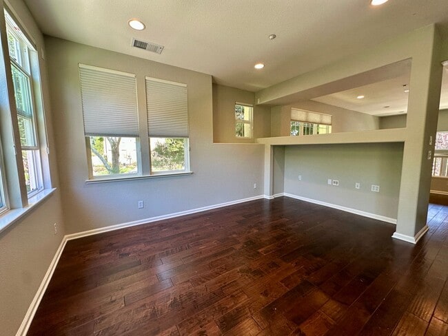 Building Photo - PARKSIDE LUXURY LIVING! CORNER UNIT | MANY...