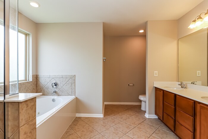 Building Photo - 15806 Copper Oak Ln