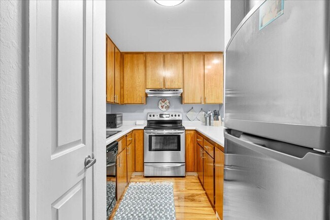 Building Photo - SKI LEASE:  Updated Townhome in Wooded, Central North Lake Location!