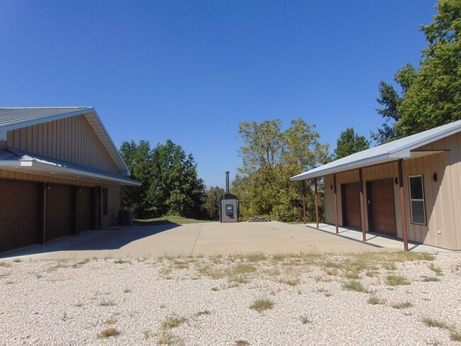 Building Photo - Majestic 3 Bed Mid MO Ranch!