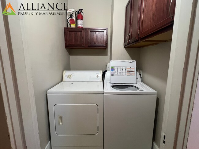 Building Photo - Charming 3 Bed  w/ Bonus Room Home ~ Great Location!