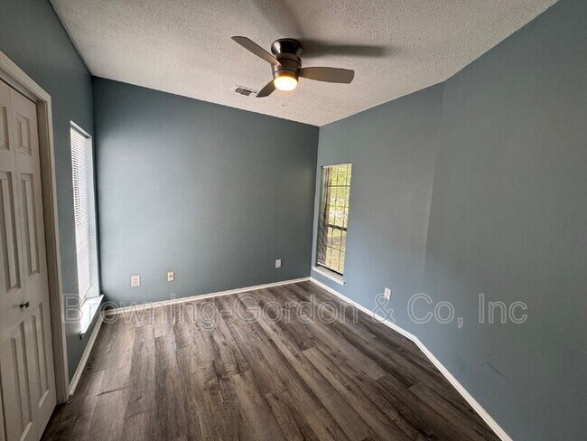 Building Photo - 801 Laurel Hill Dr