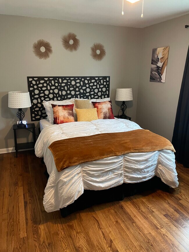 Building Photo - 2607 E 5th St