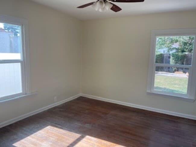 Building Photo - Beautiful 2 Bd house in Ontario