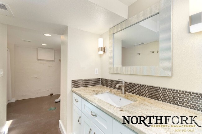 Building Photo - Cute North End Bungalow