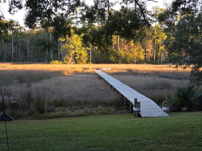 Building Photo - Beautiful 3 bedroom, 2 bath house with one car garage, located on Cummins Creek