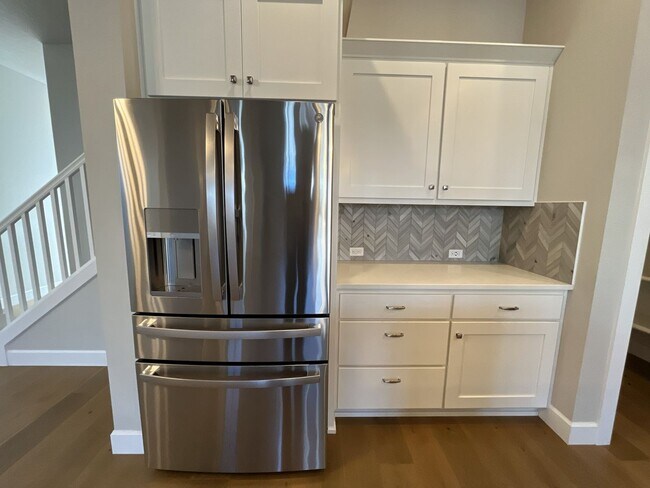 Building Photo - 3-Bedroom Home in Reed’s Crossing with Luxurious Primary Suite & Open Floor Plan, Fireplace, Wash...