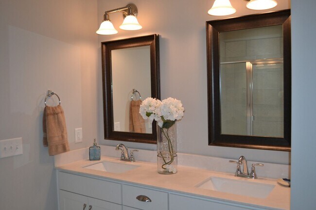 Building Photo - Beautiful Townhome Villa in Millstone Community