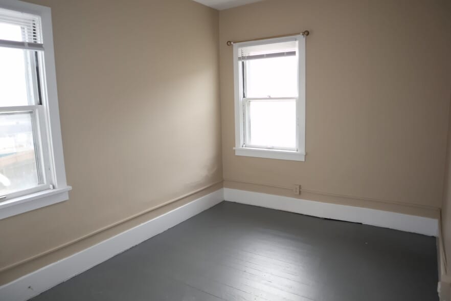 Building Photo - 823 Crest Ave