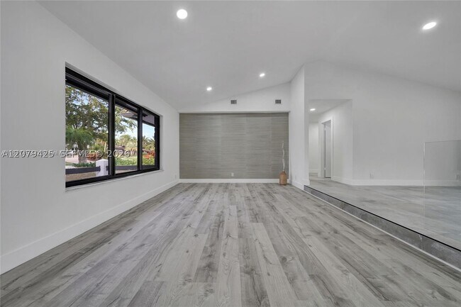 Building Photo - 3352 Lakeview Dr