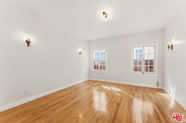 Building Photo - 125 N Orange Dr