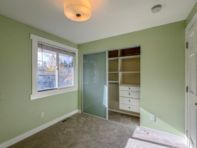 Building Photo - 9300 NE 132nd Pl