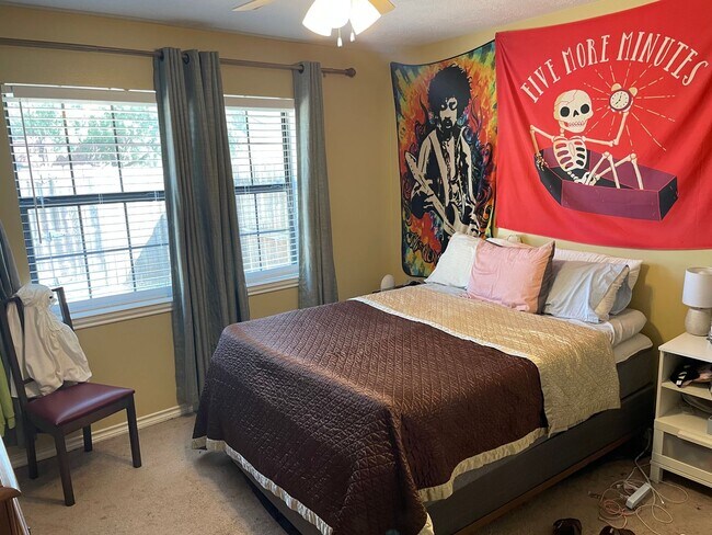 Building Photo - AUGUST 2026 PRE-LEASE!  Charming 3 Bed, 2 Bath Duplex in Great Location!