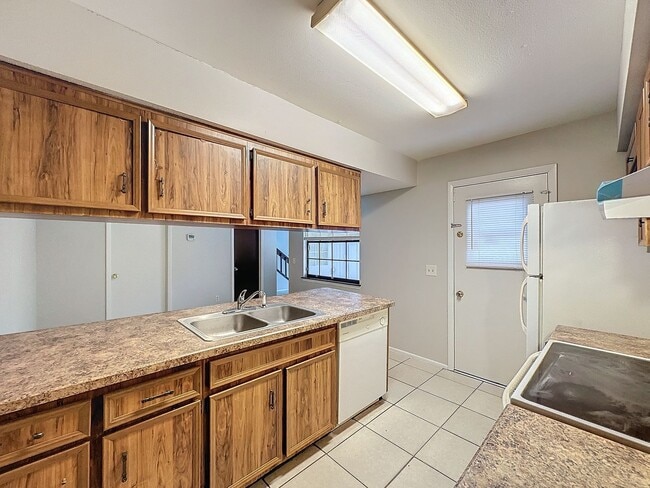 Building Photo - Carmel Oaks Townhome style Condo in Orlando