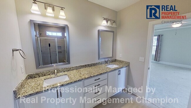 Building Photo - Spacious 4 BD Executive Home Loaded with U...
