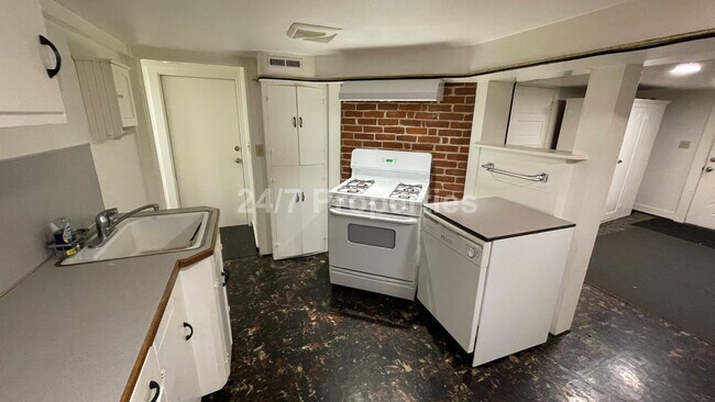 Building Photo - Spacious 1 BD | 1 BA on a Beautiful Proper...