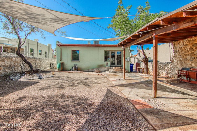 Building Photo - 801 McKelligon Dr