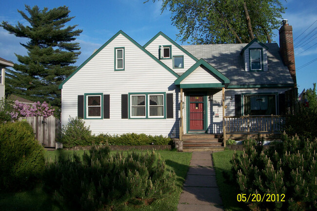 Upper unit of home in great neighborhood - 1902 Kent W Rd