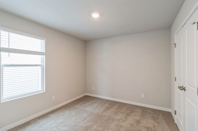 Building Photo - FULLY FINISHED BASEMENT!! 4 Bed, 3 Bath Home in Waukee