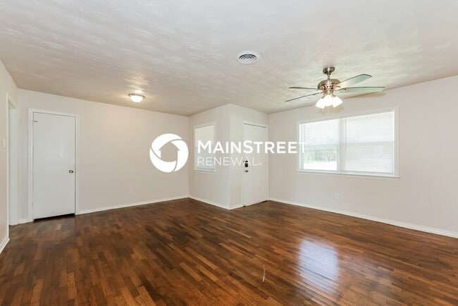 Building Photo - 3 Bedroom Pet-Friendly Home in Farmers Branch, TX with Main Street Renewal
