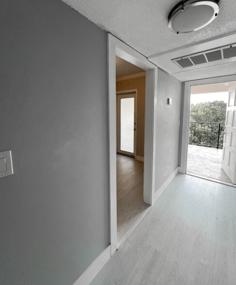 Building Photo - 2850 N Palm Aire Dr