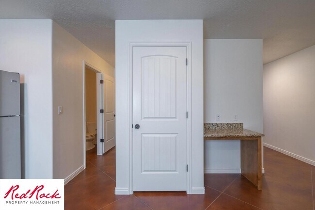 Building Photo - DOG-FRIENDLY 3 Bedroom Townhome with INTERNET INCLUDED!