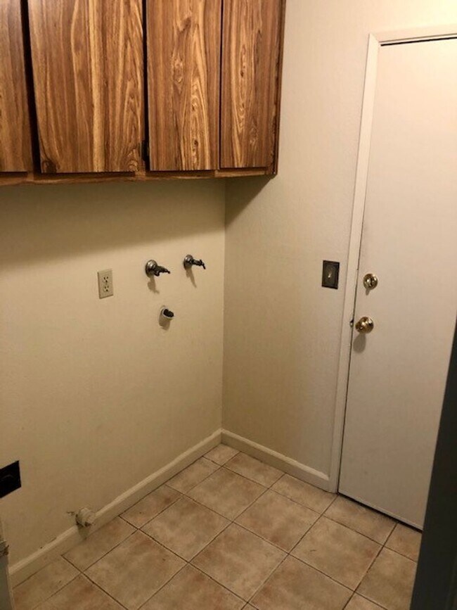 Building Photo - Cute and Sunny 3 Bedroom, 2 Bathroom Home