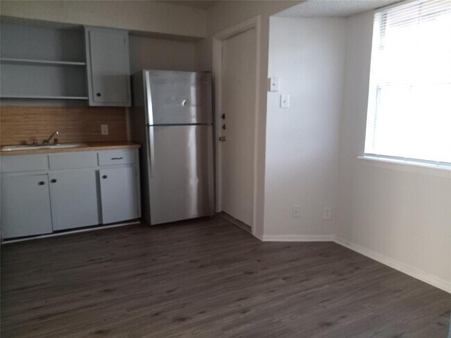 Building Photo - 814 King Edward Pl