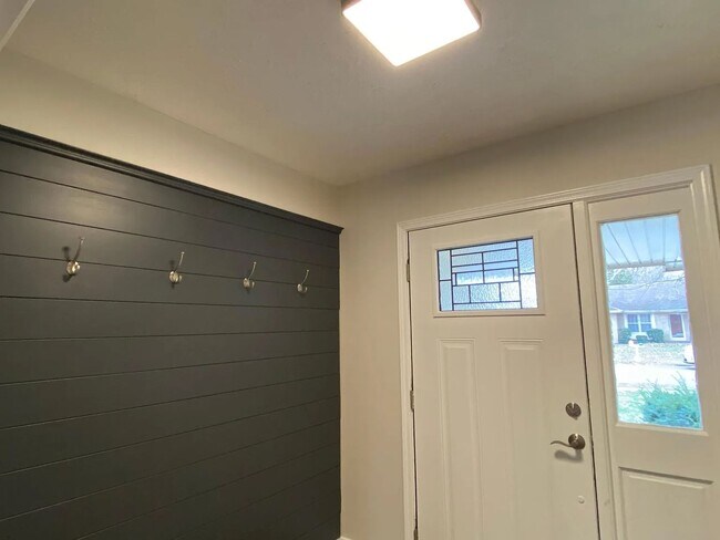 Building Photo - Charming 3-Bedroom Home in a Great South S...