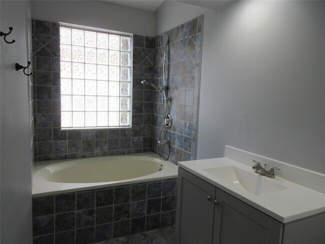 Building Photo - 4955 SW 35th Terrace