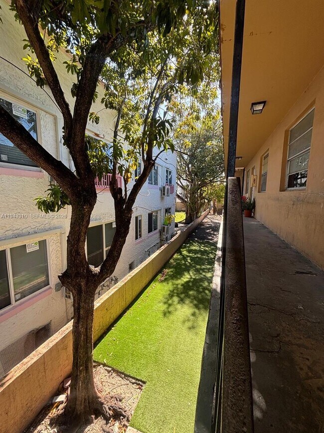 Building Photo - 1320 SW 6th St