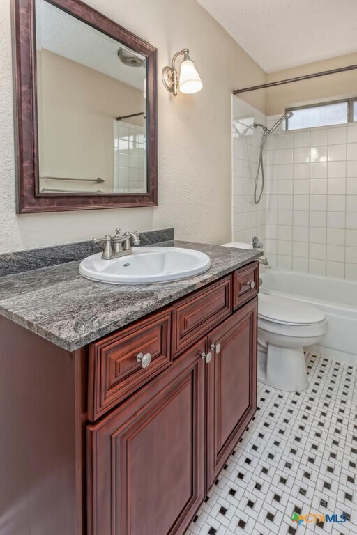 Building Photo - 1102 August Dr