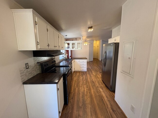 Building Photo - CHECK OUT THIS SPACIOUS SINGLE FAMILY HOME IN DESCHUTES RIVER WOODS ON 0.96 ACRES!