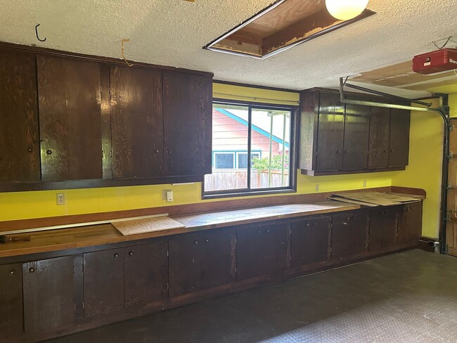 Building Photo - Beautiful custom 3 bedroom 2 bathroom hous...
